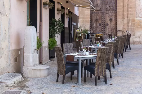 Q11 restaurant in Pollença, Majorca: Italian-Mediterranean fusion cuisine. The outdoor tables