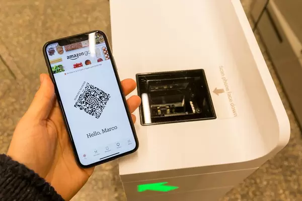 QR-Code scannen und bequem einkaufen beim Amazon-Go kassenlosen Geschäft in Chicago, USA