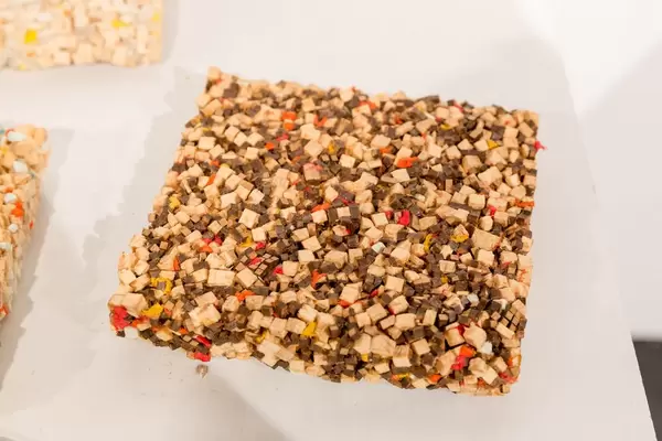 Quadrate aus Cubix, Materialschnipseln aus recyceltem Materialien für Weiterverarbeitung