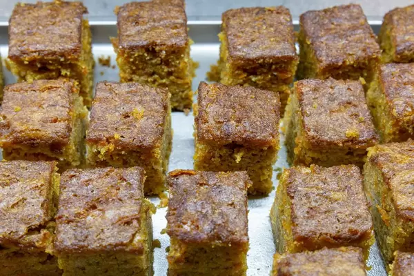 Quadratische Karottenkuchenstückchen in Warmhaltebehälter