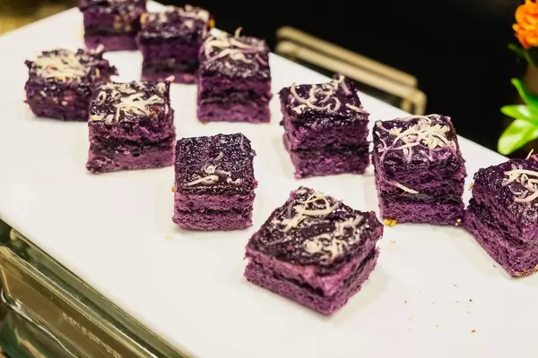 Quadratische lila Cupcakes aus Ube, auf einer weißen Oberfläche