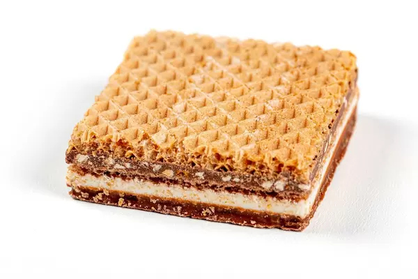 Quadratische Süßigkeit: Waffel mit Schokoladencreme und Nüssen, vor weißem Hintergrund
