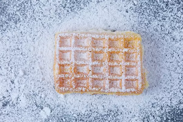 Quadratische Waffel mit Puderzucker in obene Aufnahme