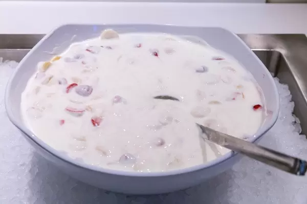 Quark mit Früchten in einer weißen Schale, wird durch crushed-ice gekühlt