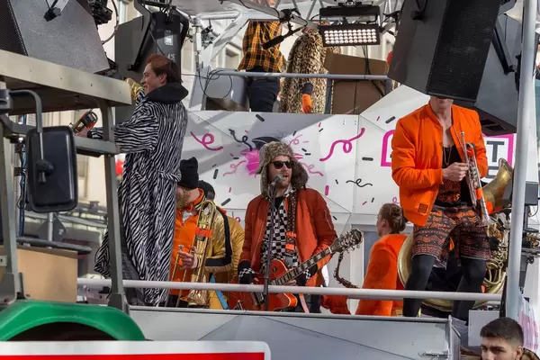 Quearbeat beim Rosenmontagszug - Kölner Karneval 2018