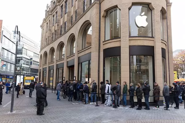 Queuing in front of an Apple Store on iPhone release day