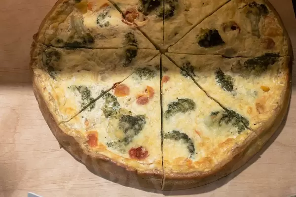 Quiche mit Tomaten, Paprika, Karotten und Brokkoli