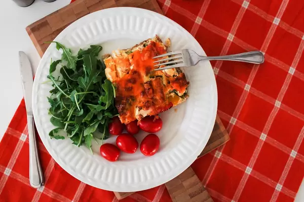 Quiche mit Tomaten und Salat