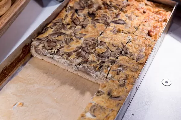 Quiche mit Waldpilzen und Champignons in einem Backblech