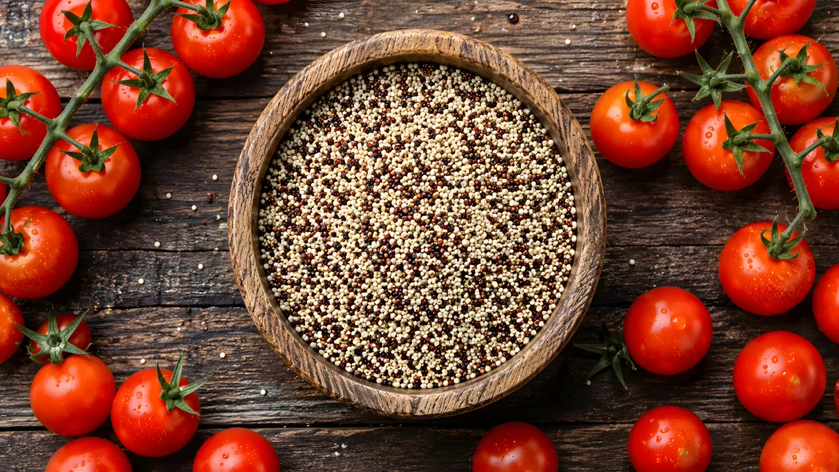 Quinoa in Holzschüssel mit frischen Kirschtomaten