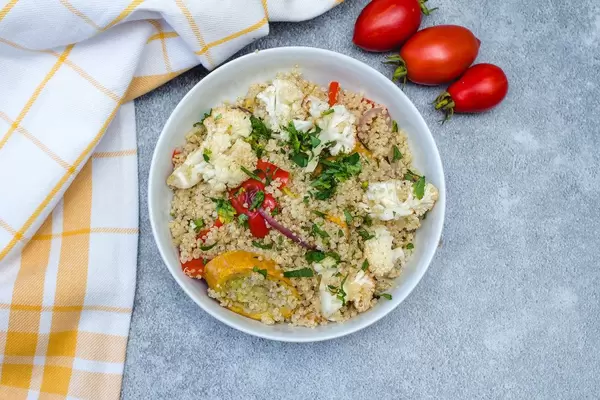 Quinoa-Salat mit geröstetem Gemüse