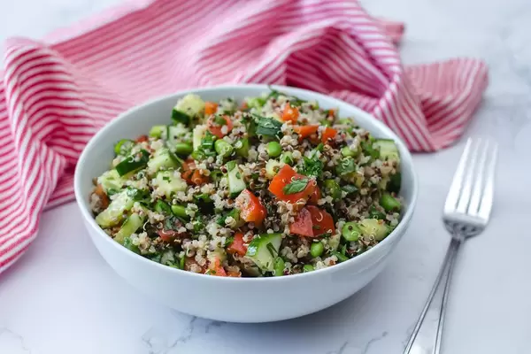 Quinoa-Salat mit Gurke, Tomate und Edamame