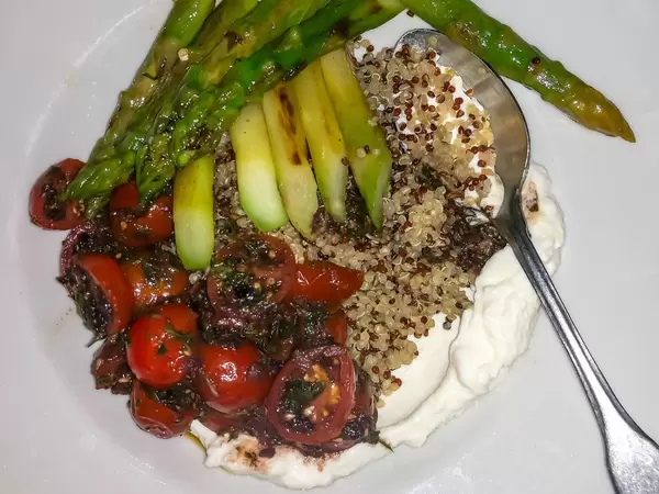 Quinoa Samen mit grünem Spargel und Schmand