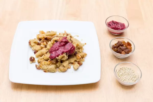 Quinoa-Schmarrn mit Chia-Beerenmarmelade und Rosinen