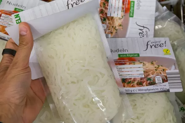 "5-Kalorien Nudeln" by Enjoy Free! made of alginate, vegan and gluten-free, with high calcium content and lots of iron