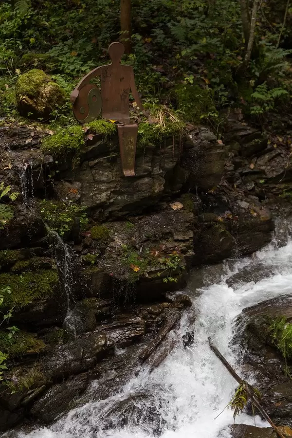 "Alles fließt, alles ist Bewegung, alles ist gut": Harmonieskulptur "Lebensfluss" am Mühlbachweg
