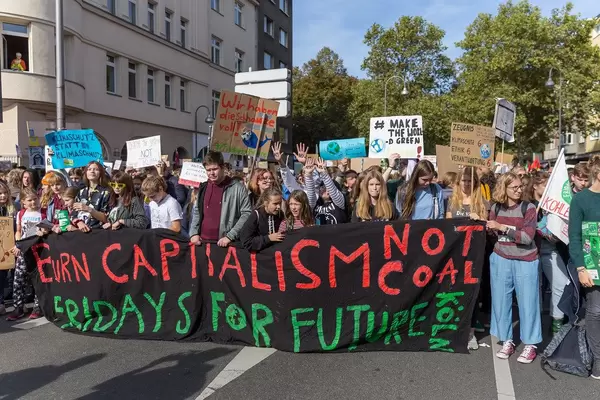 "Burn Capitalism - not coal" - Schüler mit Transparent vorne am Fridays for Future Demonstrationszug in Köln