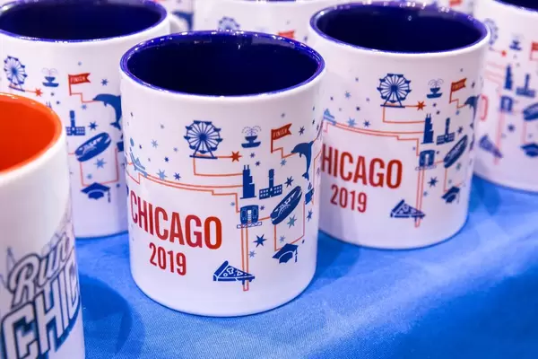 "Chicago 2019" Tassen in Weiß/Blau und Weiß/Rot, anlässlich des Marathons hergestellt
