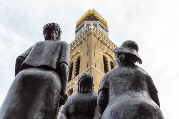 "De Trije Toeristen" - bronce sculptures from behind, looking up in the sky in Joure, Netherlands