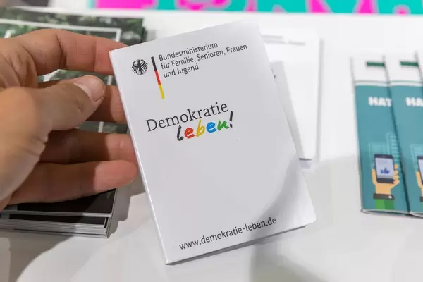 "Demokratie leben": Kampagne gegen Extremismus vom Bundesministerium