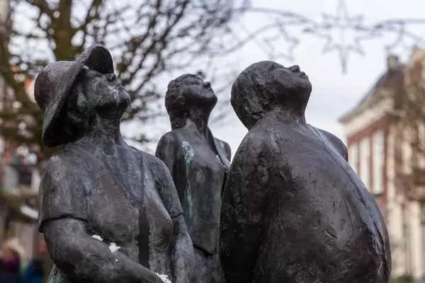 "Die drei Touristen" von Annet Haring: Bronzeskulpturen gucken in den Himmel in Joure (Niederlande)