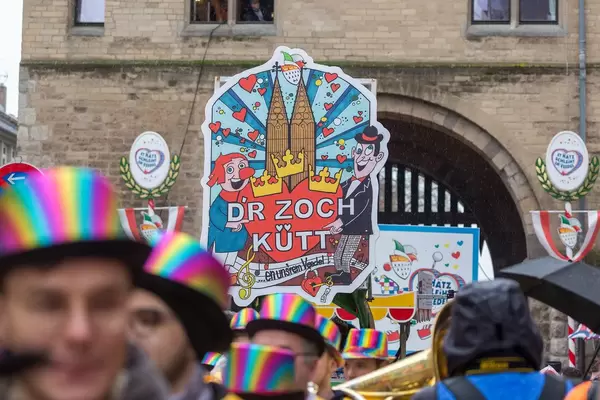 "D'r Zoch kütt... en uns'rem Veedel": ein Schild mit dem Kölner Dom und dem Kölner Wappen leitet den Rosenmontagsumzug ein