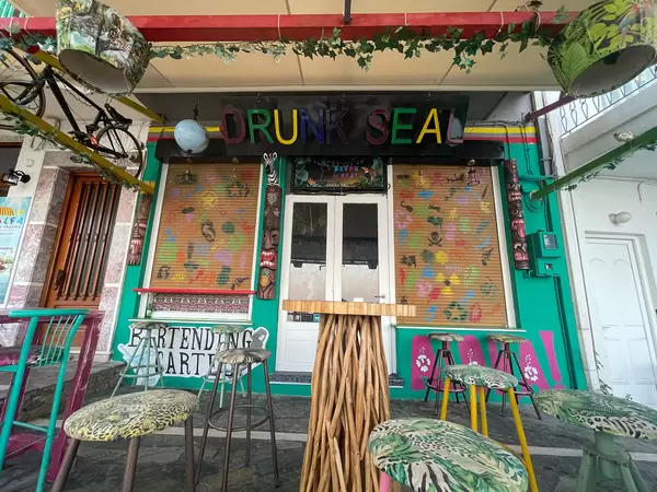 "Drunk seal": Cocktail Bar mit bunter Einrichtung direkt am kleinen Hafen von Patitiri auf Alonnisos