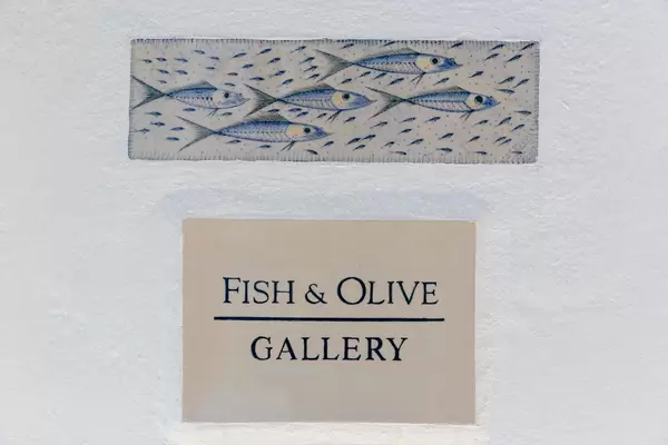 "Fish & Olive Creations" Schild auf Naxos, Kyklades. Galerie für handgemachte Keramik und Schmuck