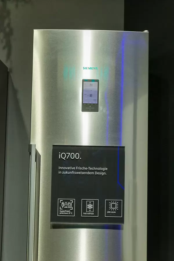 "Innovative Frische-Technologie in zukunftsweisendem Design" des iQ700 Kühlschranks von Siemens, mit LowFrost-Technik