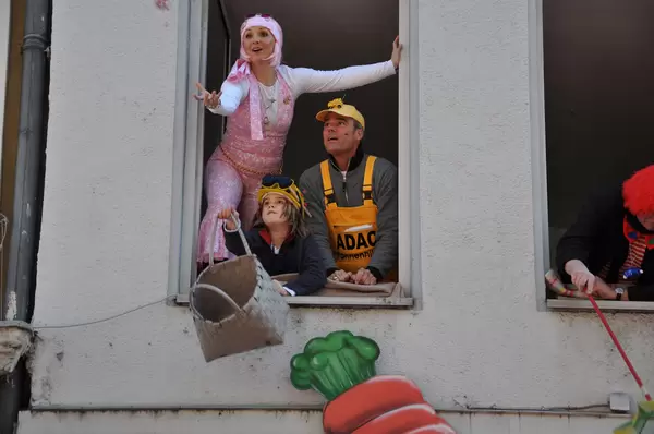 "Kamelle!" am Rosenmontagszug 2011, Köln