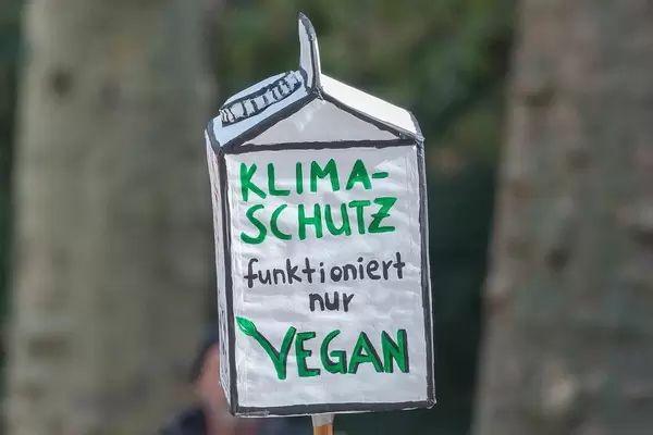 "Klimaschutz funktioniert nur Vegan":  Ernährung ohne Tierprodukte als klimafreundlichere Lebensweise