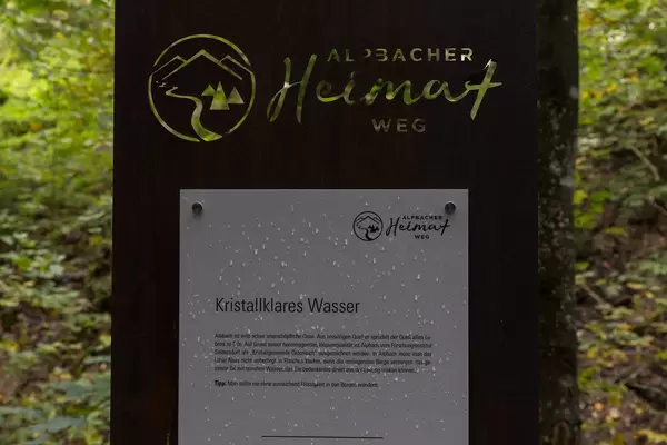 "Kristallgemeinde Österreich": ein Schild weist auf die ausgezeichnete Wasserqualität in Alpbach hin