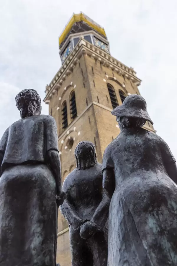 "Makke Troch - Annet Haring": Drei Touristen-Statuen mit Blick nach oben, in der Fußgängerzone von Joure