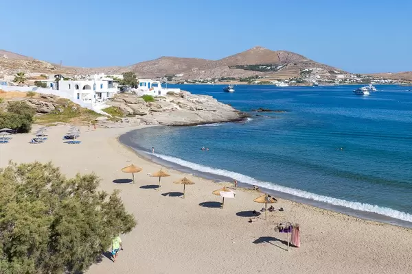 "Piperi Beach" Strand am Mittelmeer, in Naoussa auf Paros, Griechenland