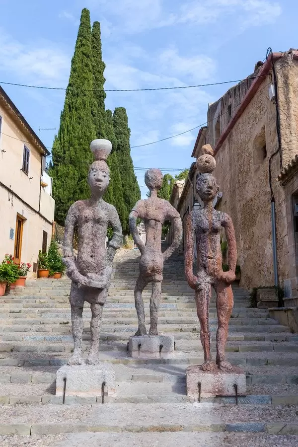 "Raons Humanes": Skulpturen von J. Bennàssar. Drei Figuren auf den 365 Stufen in Pollença, Mallorca
