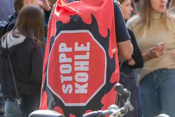 "Stopp Kohle" Banner um Wälder zu retten: Demonstrant beim Klimastreik in Köln