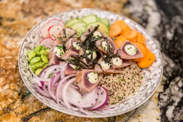 "Tuna Tataki Bowl" im Fit Kitchen mit Thunfisch, Wasabi, Limettensoja, Avocado-Creme, Edamame, Meeresalgen & Sesamsamen, in Barcelona, Spanien