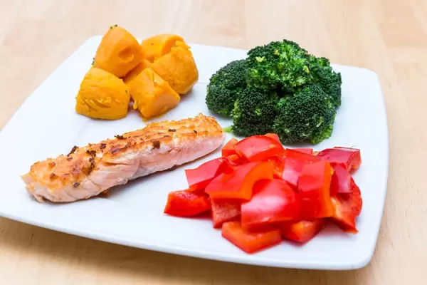 "Vier Jahreszeiten Menü": Lachsfilet, Brokkoli, Paprika und Süßkartoffeln