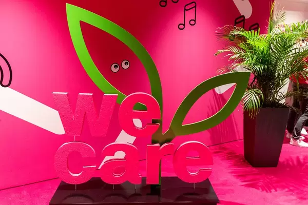 "We care" - Label der Telekom, zur Kennzeichnung von nachhaltigen Produkten