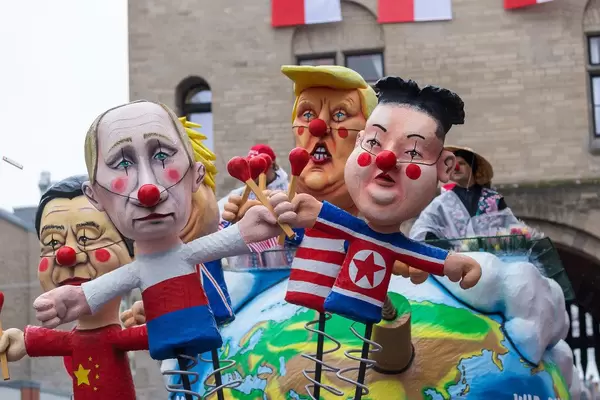 "Weltholzköpfe" - Persiflagewagen: Machthaber wie Trump, Putin, Kim Jong-un und Boris Johnson zündeln an der Welt