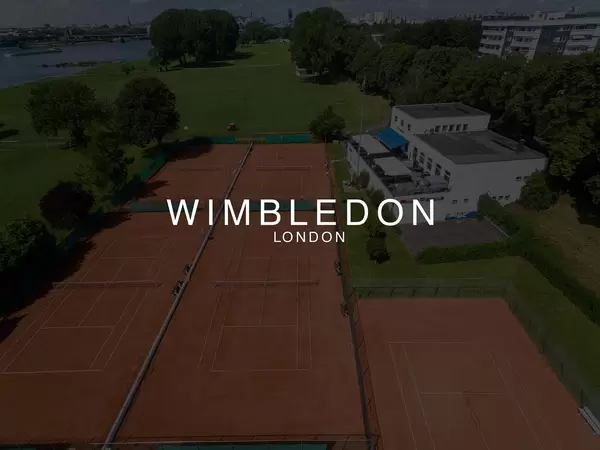 "Wimbledon London" Bildaufschrift, mit Tennisplätzen am Wasser im Hintergrund, aus der Luft fotografiert