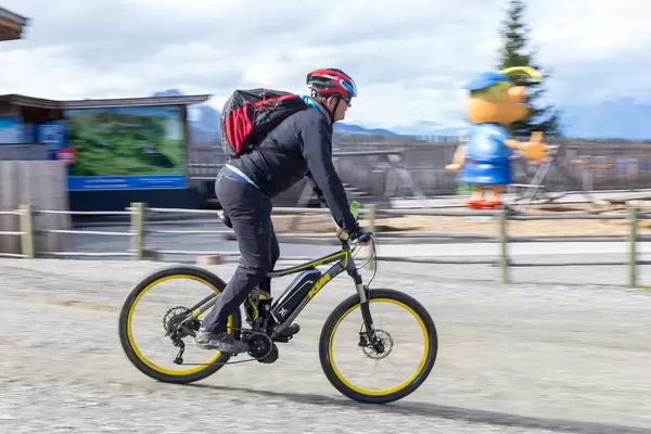 Radfahrer auf einem KTM Bark 40 Fahrrad in E-Bike Version bei der Wiedersbergerhornbahn Bergstation