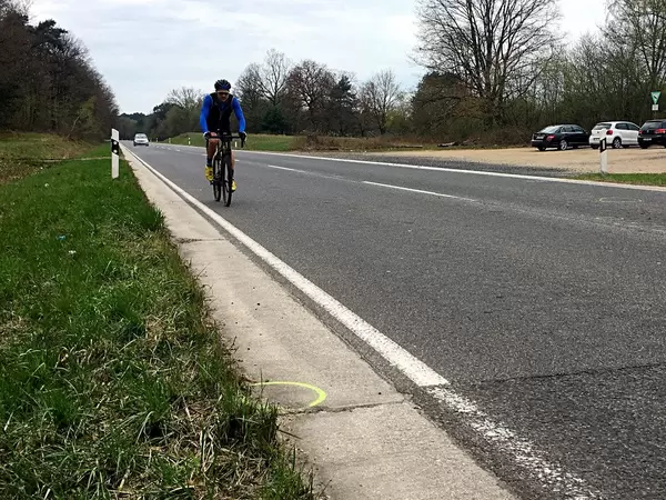 Radfahrer auf Panzerstraße Köln an tödlicher Unfallstelle mit Motorrad