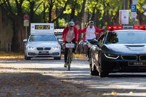 Radfahrer Begleitung Elite und Führungsfahrzeug im Hintergrund - Köln Marathon 2017