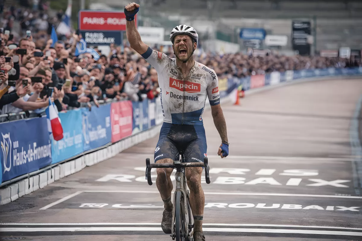 Radfahrer feiert Sieg beim Paris-Roubaix