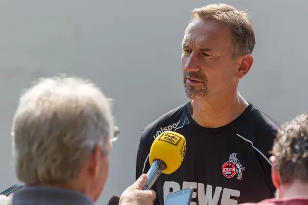 Radio Köln interviewt den Fußballtrainer Achim Beierlorzer nach der Trainingseinheit seiner Fußballmannschaft