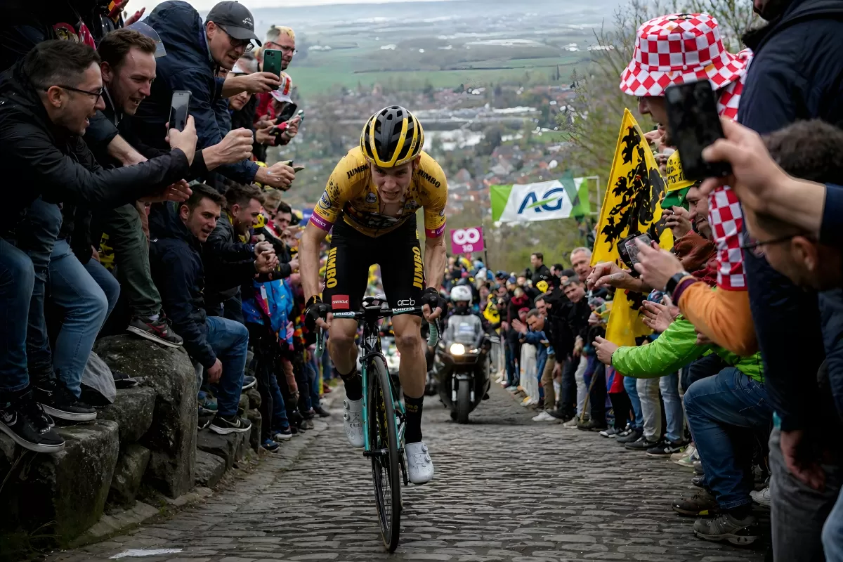 Radprofi im Trikot kämpft sich Kopfsteinpflaster hinauf