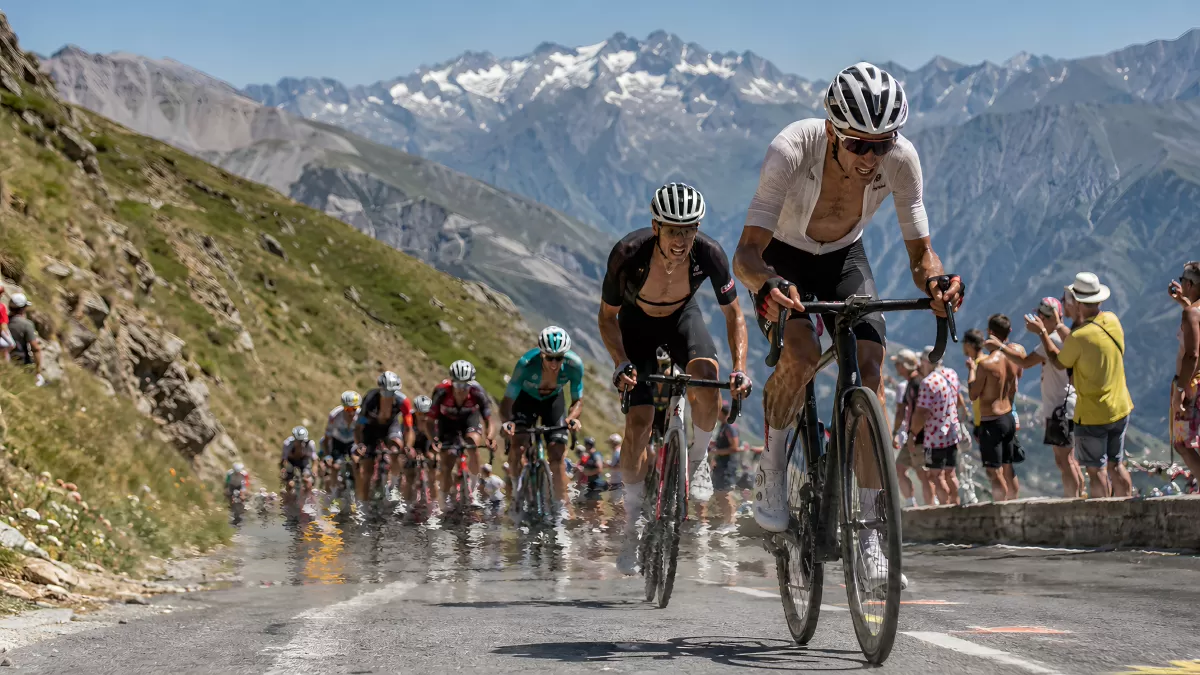 Radrennen in den Alpen – Bergauffahrt im Peloton