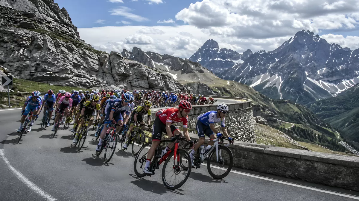 Radrennen-Peloton auf Bergpass in den Alpen