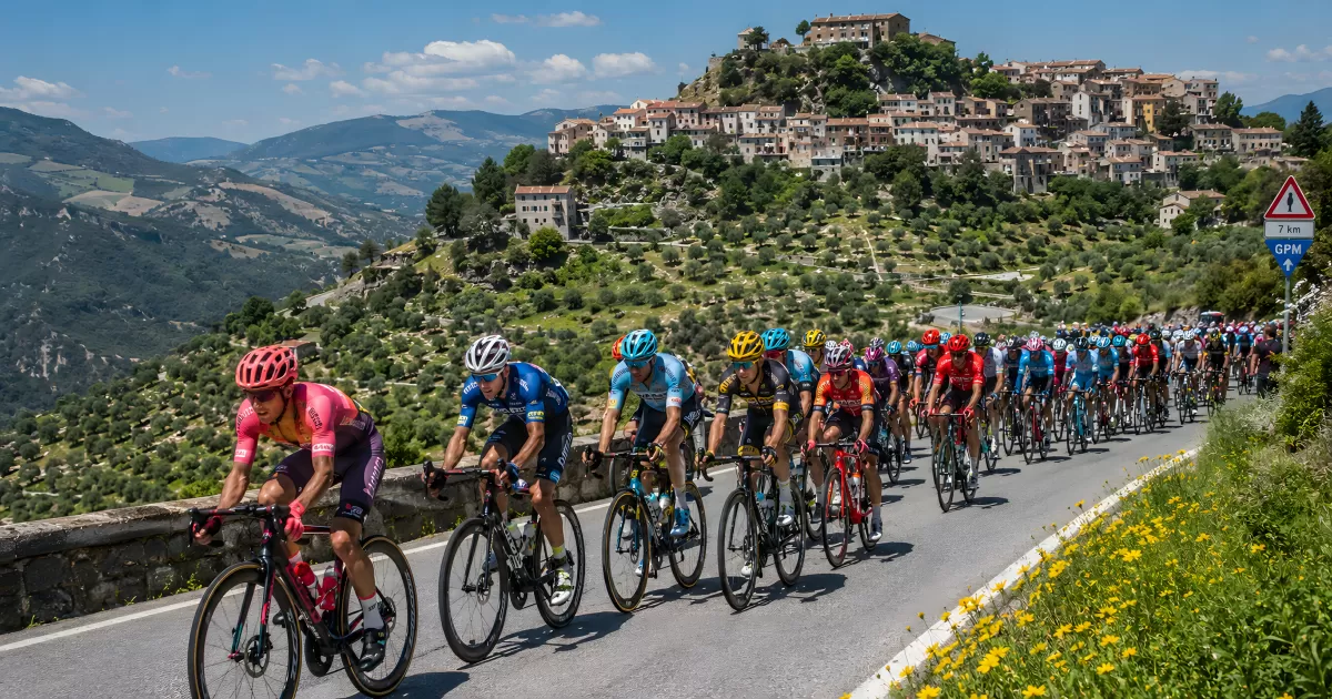 Radrennen Peloton auf Bergstraße in Italien
